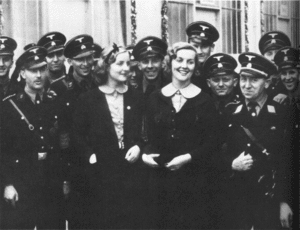 Diana et Unity Mitford en 1937, au coeur du III Reich Photo de deux des soeurs Mitford en 1937
