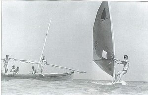 La photo retouchée de la première planche à voile...